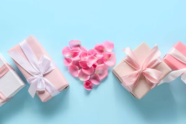 Corazón Hecho Pétalos Rosa Cajas Regalo Sobre Fondo Color Celebración — Foto de Stock