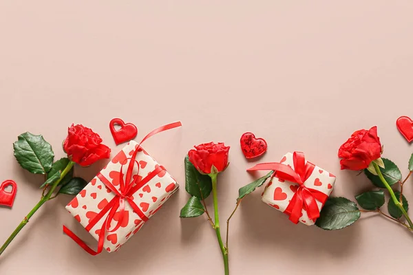 Подарки День Святого Валентина Цветы Розы Декор Цветном Фоне — стоковое фото
