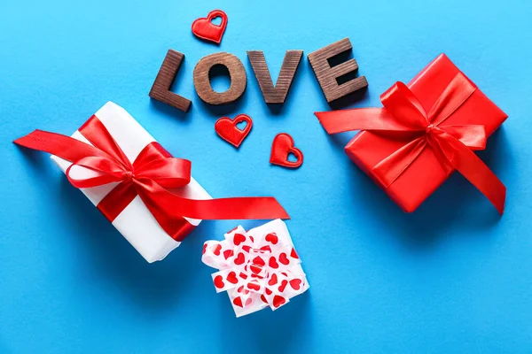 Komposition Mit Geschenken Zum Valentinstag Und Wort Liebe Auf Blauem — Stockfoto