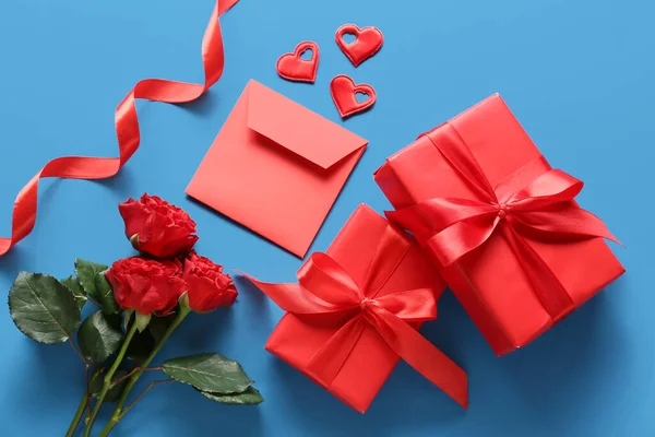 Gifts Valentine Day Envelope Rose Flowers Blue Background — Stock Photo, Image