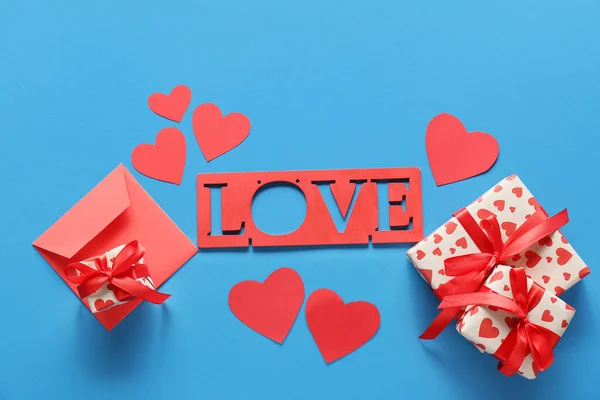 青色の背景に単語の愛 ギフトや封筒との組成 バレンタインデーのお祝い — ストック写真