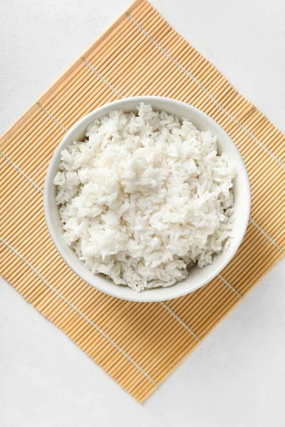 配上煮好的米饭和浅色衬垫的碗 — 图库照片