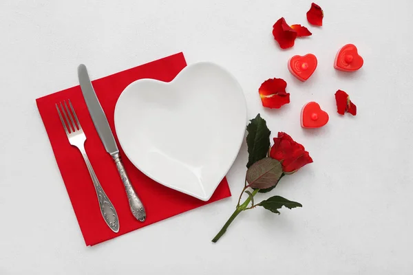 バレンタインデーのおしゃれなテーブルセッティングとライトバックでバラの花 — ストック写真