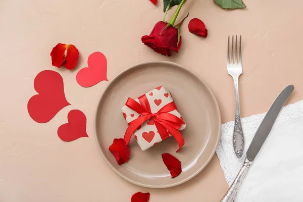Beau Décor Table Cadeau Pour Saint Valentin Sur Fond Beige — Photo