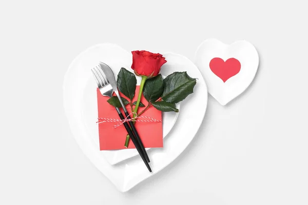 Стильная Сервировка Стола Цветок Розы Дню Святого Валентина Белом Фоне — стоковое фото