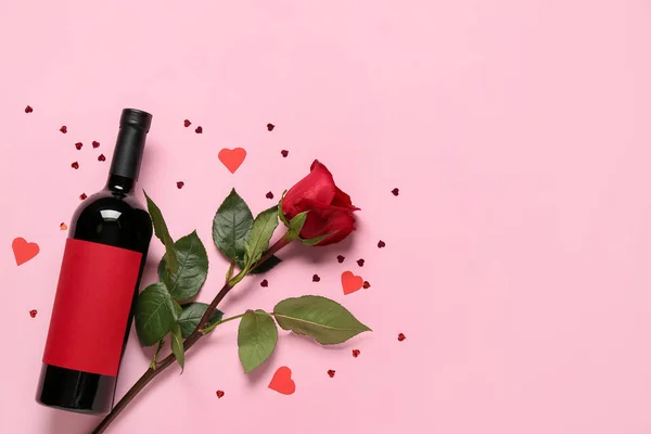 Бутылка Вина Розы День Святого Валентина Розовом Фоне — стоковое фото