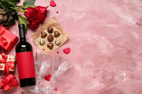 Σύνθεση Μπουκάλι Κρασί Δώρα Τριαντάφυλλα Και Καραμέλες Σοκολάτας Για Την — Φωτογραφία Αρχείου