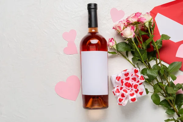Flasche Wein Umschlag Und Rosen Zum Valentinstag Auf Hellem Hintergrund — Stockfoto