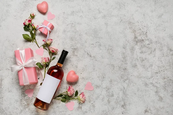 Samenstelling Met Fles Wijn Rozen Cadeau Voor Valentijnsdag Lichte Achtergrond — Stockfoto