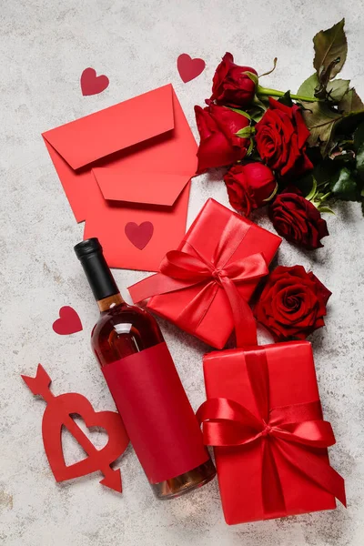 Composition Bottle Wine Roses Gifts Valentine Day Light Background — Stock Photo, Image