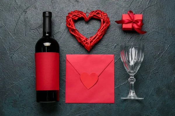 Composition Avec Bouteille Vin Enveloppe Cadeau Pour Saint Valentin Sur — Photo