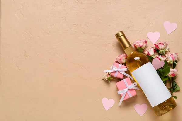 Бутылка Вина Подарки Розы День Святого Валентина Бежевом Фоне — стоковое фото