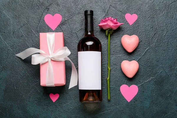 Composición Con Botella Vino Regalo Rosa Para Día San Valentín — Foto de Stock