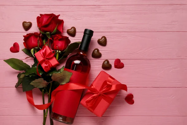 Composition Bottle Wine Gifts Roses Valentine Day Color Wooden Background — Stock Photo, Image