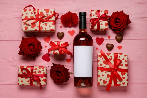 Composição Com Garrafa Vinho Presentes Rosas Para Dia Dos Namorados — Fotografia de Stock