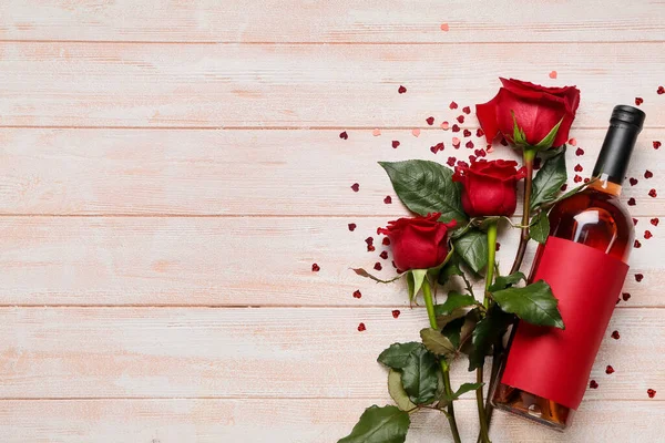 Botella Vino Rosas Para Día San Valentín Sobre Fondo Madera — Foto de Stock