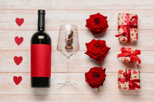 Composição Com Garrafa Vinho Presentes Rosas Para Dia Dos Namorados — Fotografia de Stock