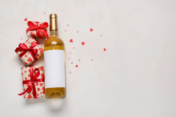 Бутылка Вина Подарки День Святого Валентина Светлом Фоне — стоковое фото
