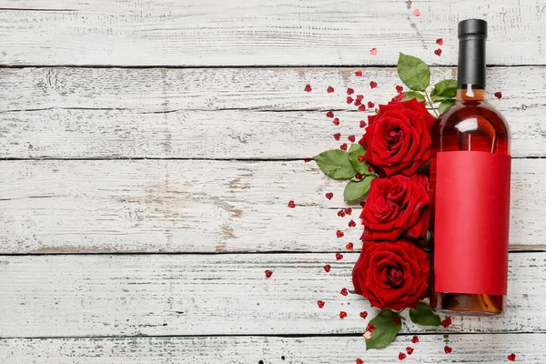 Композиция Бутылкой Вина Розами День Святого Валентина Светлом Деревянном Фоне — стоковое фото