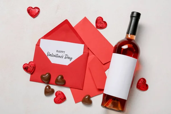Composition Avec Bouteille Vin Enveloppes Bonbons Chocolat Pour Saint Valentin — Photo