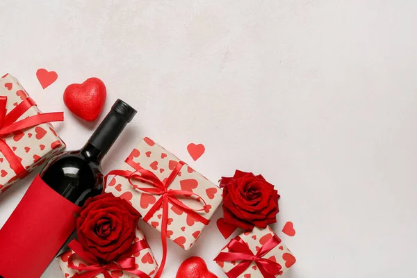 Composition Bottle Wine Gifts Roses Valentine Day Light Background — Stock Photo, Image