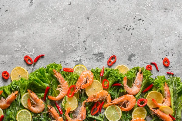Tasty Shrimps Lettuce Lemon Grey Background — Stock Photo, Image