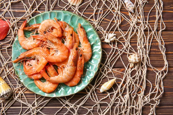 Plate Tasty Shrimps Fish Net Wooden Background — Stock Photo, Image