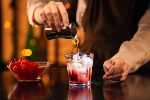 Barman Bereidt Smakelijke Manhattan Cocktail Aan Tafel Bar — Stockfoto