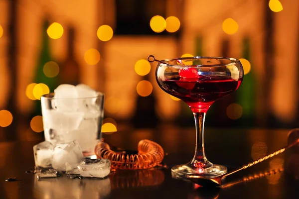 Bicchiere Cocktail Manhattan Saporito Tavolo Bar — Foto Stock