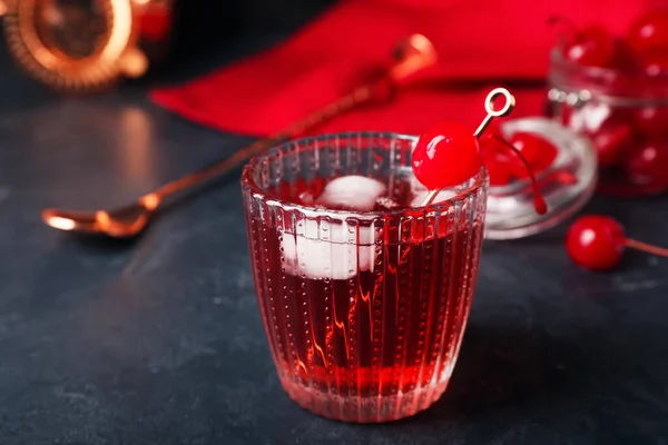 Ein Glas Leckerer Manhattan Cocktail Auf Schwarzem Hintergrund — Stockfoto