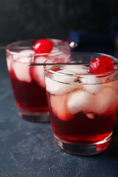 Glasögon Välsmakande Manhattan Cocktail Svart Bakgrund — Stockfoto