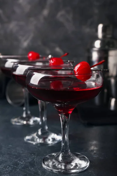 Bicchieri Gustoso Cocktail Manhattan Sfondo Nero — Foto Stock