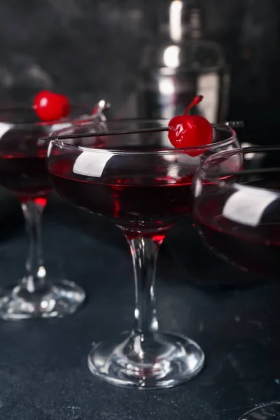Gläser Leckerer Manhattan Cocktail Auf Schwarzem Hintergrund — Stockfoto