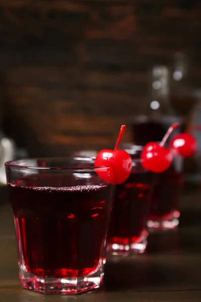 Verres Savoureux Cocktail Manhattan Sur Fond Bois Foncé — Photo