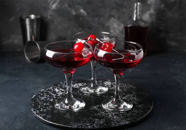 Gläser Leckerer Manhattan Cocktail Auf Schwarzem Hintergrund — Stockfoto