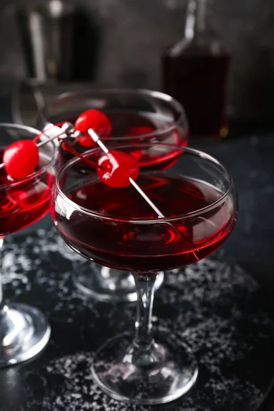 Bril Van Smakelijke Manhattan Cocktail Zwarte Achtergrond — Stockfoto