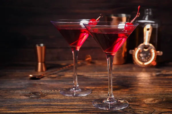 Glazen Lekkere Manhattan Cocktail Donkere Houten Ondergrond — Stockfoto