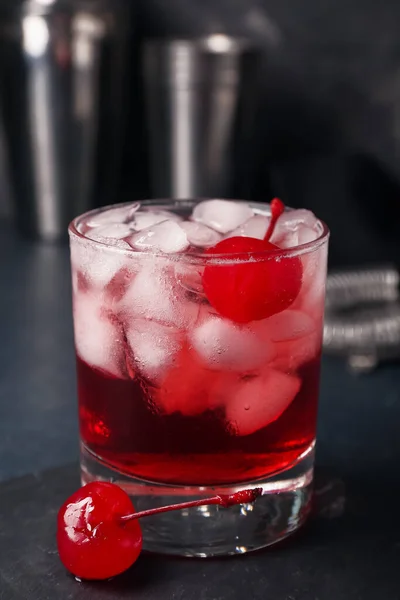 Glas Välsmakande Manhattan Cocktail Svart Bakgrund — Stockfoto