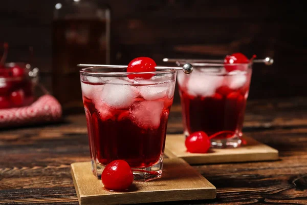 Glasses Tasty Manhattan Cocktail Table — Stock Photo, Image