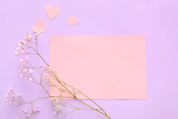 Чистая Карточка Цветы Гипсофилы Бумажные Сердечки Сиреневом Фоне Празднование Дня — стоковое фото