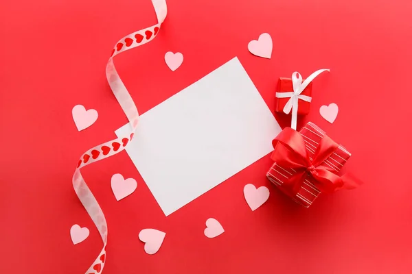 Skład Pustą Kartą Papierowe Serca Prezenty Walentynki Czerwonym Tle — Zdjęcie stockowe