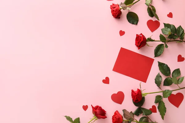 Samenstelling Met Blanco Kaart Papieren Hartjes Rozenbloemen Kleur Achtergrond Valentijnsdag — Stockfoto