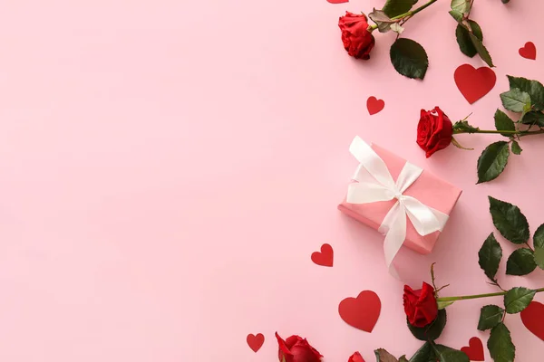 Samenstelling Met Cadeau Voor Valentijnsdag Papieren Hartjes Rozenbloemen Roze Achtergrond — Stockfoto