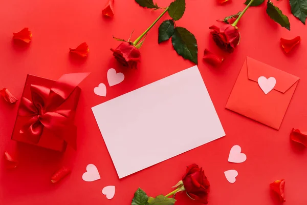 Composição Com Cartão Branco Envelope Presente Para Dia Dos Namorados — Fotografia de Stock