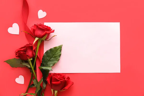 Composição Com Cartão Branco Belas Flores Rosa Fundo Vermelho — Fotografia de Stock
