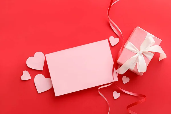 赤い背景のバレンタインデーのための空白のカード 紙の心と贈り物と構成 — ストック写真