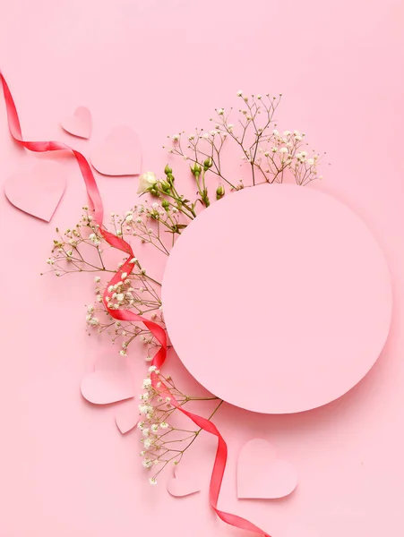 Composição Com Cartão Branco Flores Bonitas Fita Fundo Rosa Celebração — Fotografia de Stock