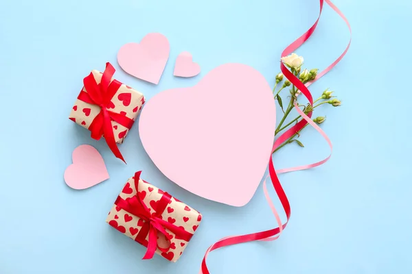 空白のカードで構成され バレンタインデーの贈り物と色の背景の花 — ストック写真