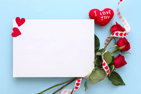 Composição Com Cartão Branco Vermelho Rosa Flores Fundo Cor Celebração — Fotografia de Stock