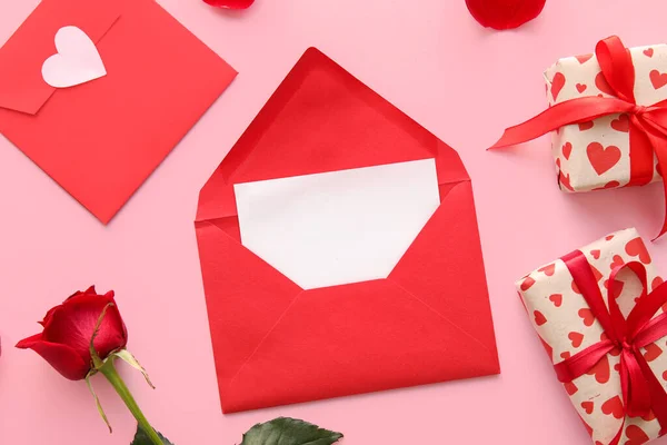 Envelope Com Cartão Branco Flor Rosa Presentes Para Dia Dos — Fotografia de Stock